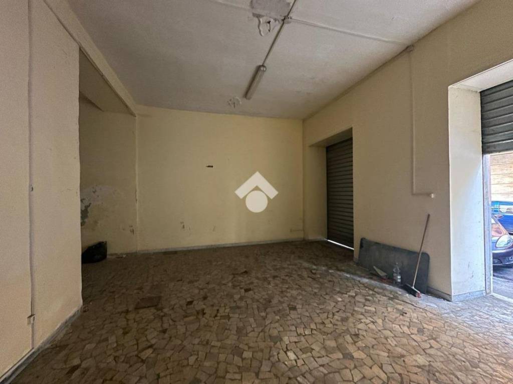 negozio in vendita a Napoli in zona Secondigliano