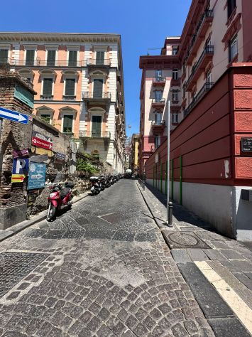 appartamento in vendita a Napoli in zona Chiaia