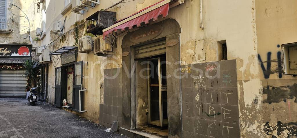 locale commerciale in vendita a Napoli in zona Chiaia