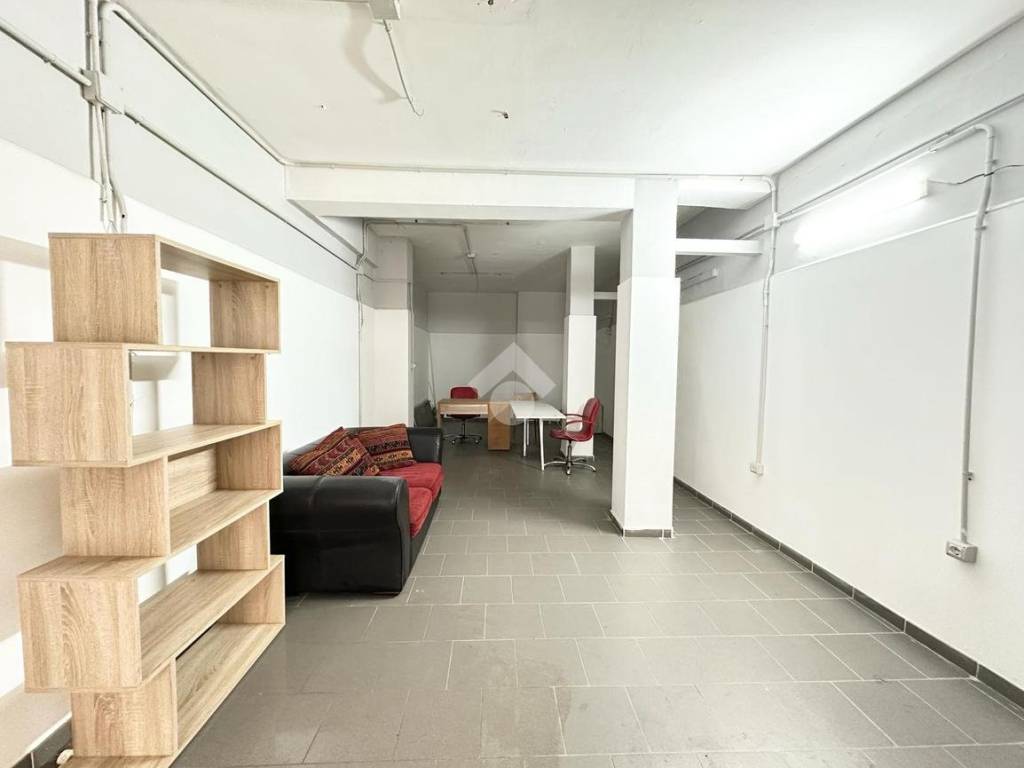 negozio in vendita a Napoli in zona Scampia