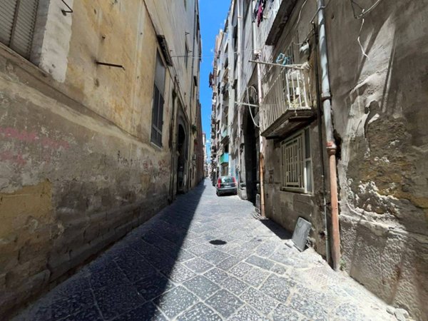 locale commerciale in vendita a Napoli