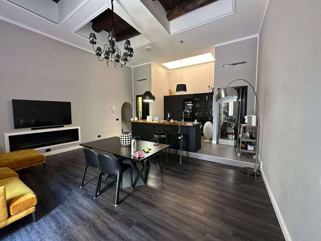 appartamento in vendita a Napoli in zona Chiaia