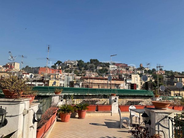 appartamento in vendita a Napoli in zona San Carlo all'Arena