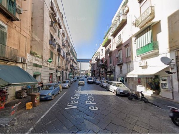 negozio in vendita a Napoli in zona San Carlo all'Arena