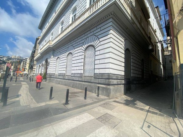 appartamento in vendita a Napoli in zona Chiaia