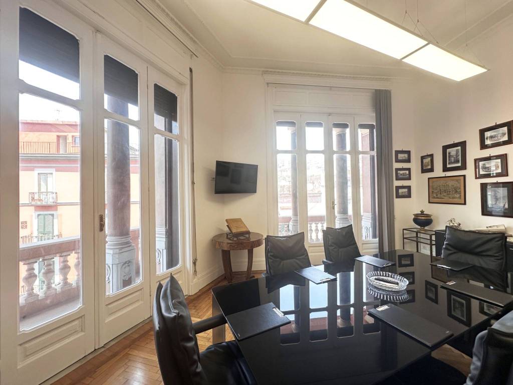appartamento in vendita a Napoli in zona Chiaia