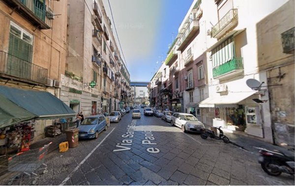 locale commerciale in vendita a Napoli in zona San Carlo all'Arena