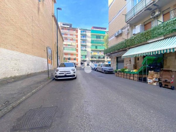 negozio in vendita a Napoli in zona Secondigliano