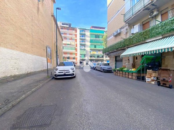negozio in vendita a Napoli in zona Secondigliano