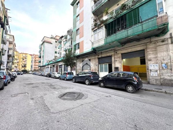negozio in vendita a Napoli in zona Secondigliano