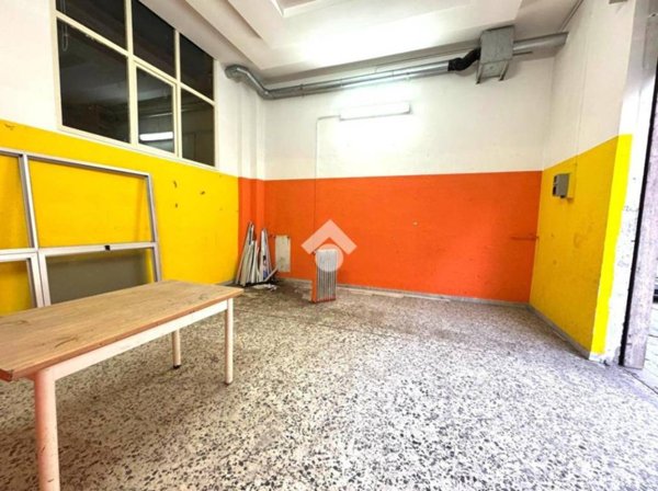 negozio in vendita a Napoli in zona Secondigliano