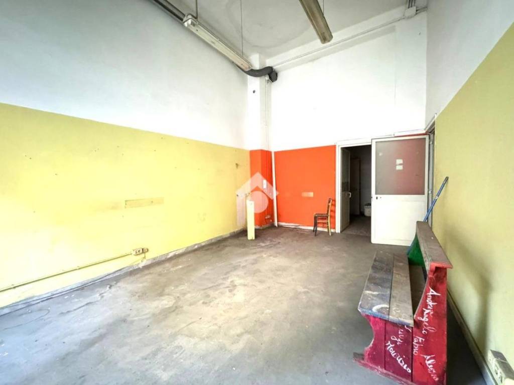 negozio in vendita a Napoli in zona Secondigliano