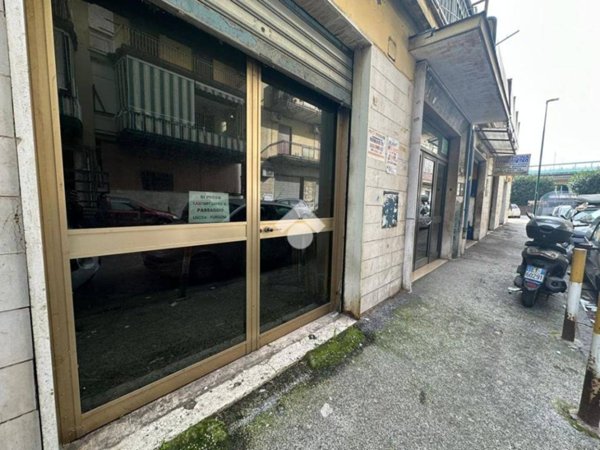 negozio in vendita a Napoli in zona Capodichino