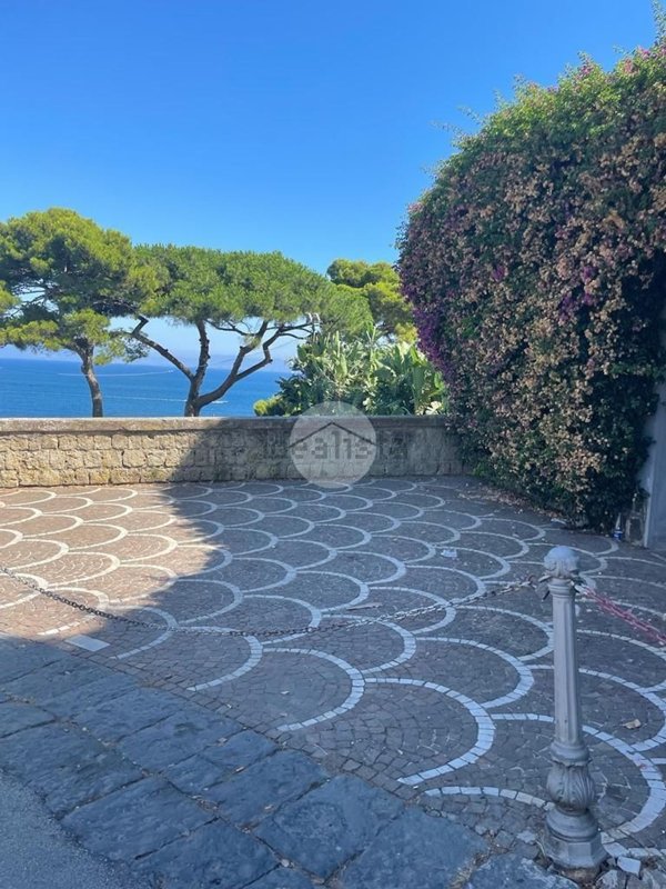 appartamento in vendita a Napoli in zona Posillipo