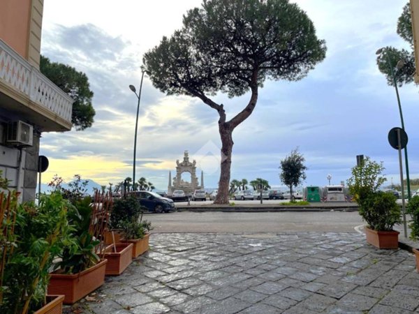 negozio in vendita a Napoli in zona Chiaia