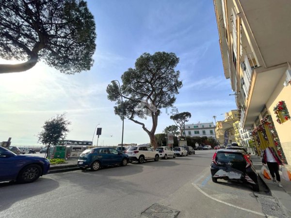 negozio in vendita a Napoli in zona Chiaia