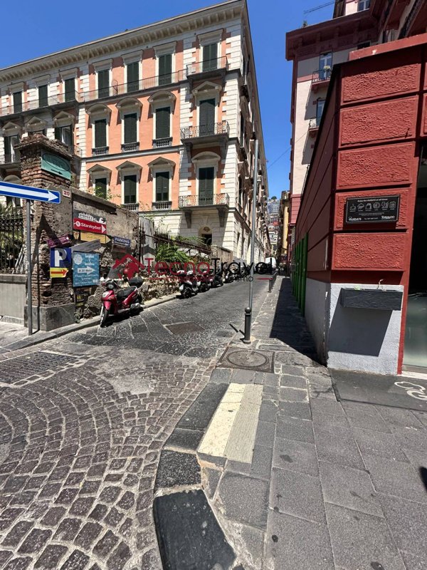appartamento in vendita a Napoli in zona Chiaia
