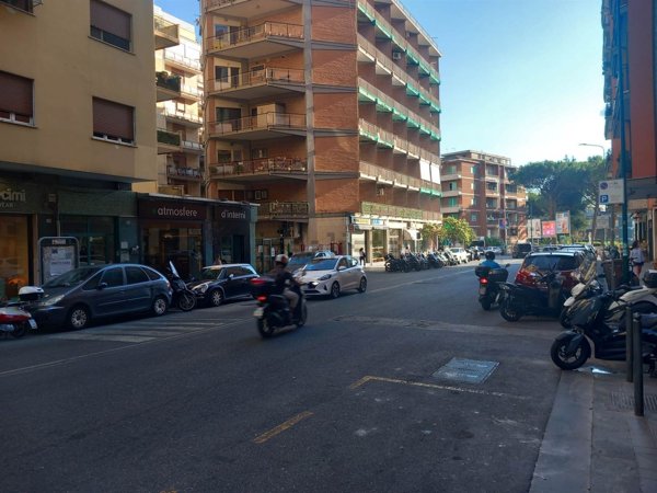 locale commerciale in vendita a Napoli in zona Vomero