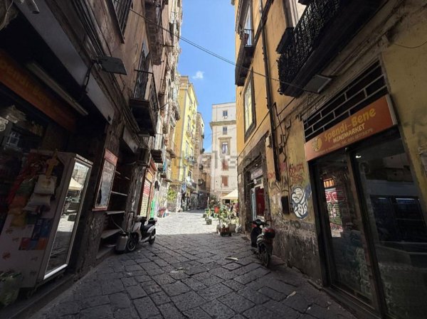 locale commerciale in vendita a Napoli