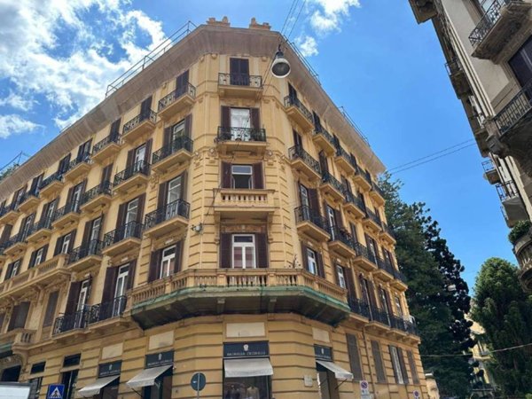appartamento in vendita a Napoli in zona Chiaia