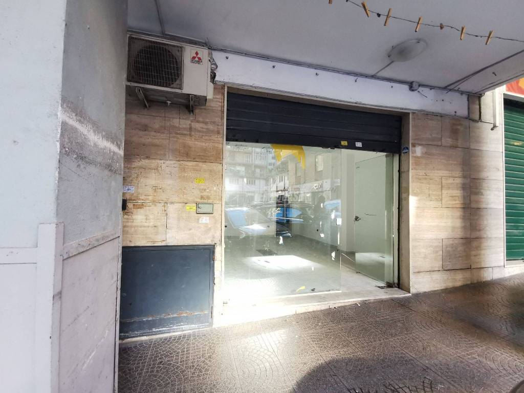negozio in vendita a Napoli in zona Camaldoli