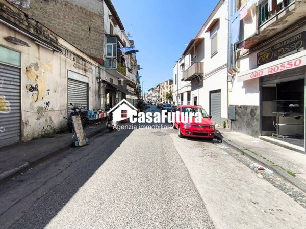 negozio in vendita a Napoli in zona Secondigliano