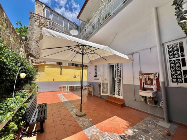 appartamento in vendita a Napoli in zona Chiaia