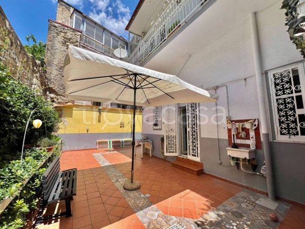 appartamento in vendita a Napoli in zona Chiaia