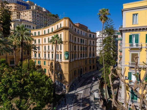 appartamento in vendita a Napoli in zona Chiaia
