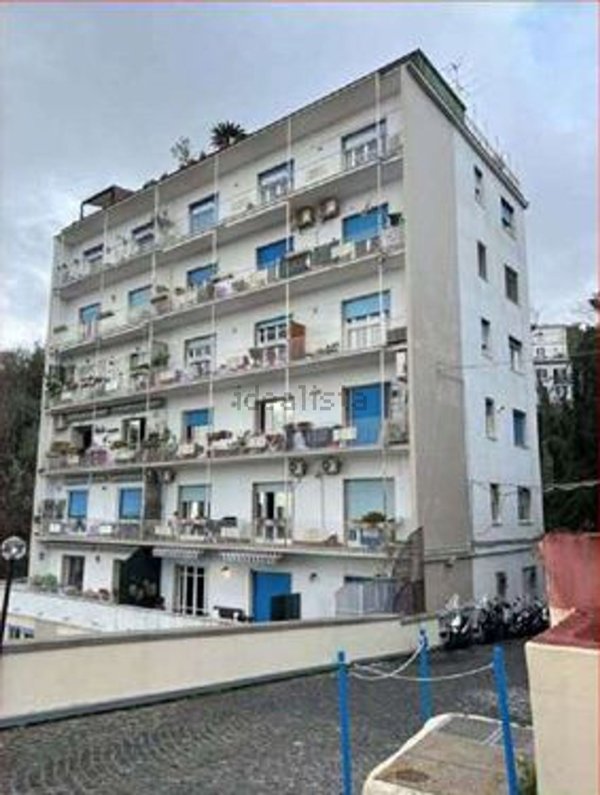appartamento in vendita a Napoli in zona Chiaia