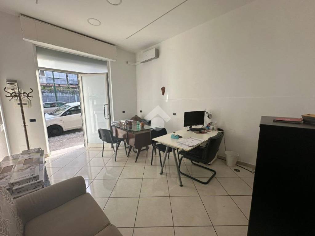 ufficio in vendita a Napoli in zona Secondigliano