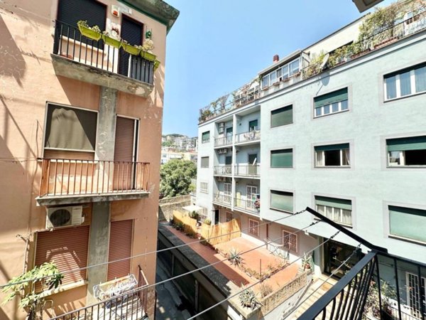 appartamento in vendita a Napoli in zona Chiaia