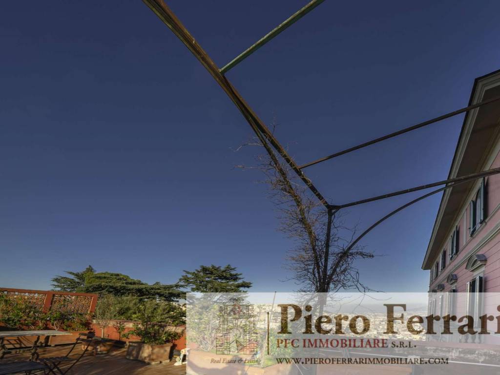 intera palazzina in vendita a Napoli in zona Vomero