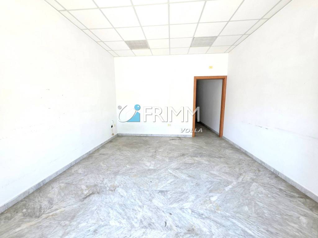 negozio in vendita a Napoli in zona Barra