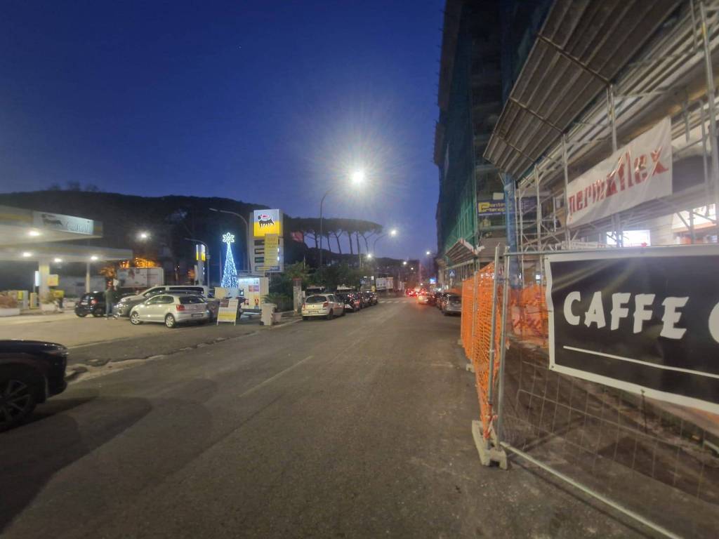 negozio in vendita a Napoli in zona Camaldoli
