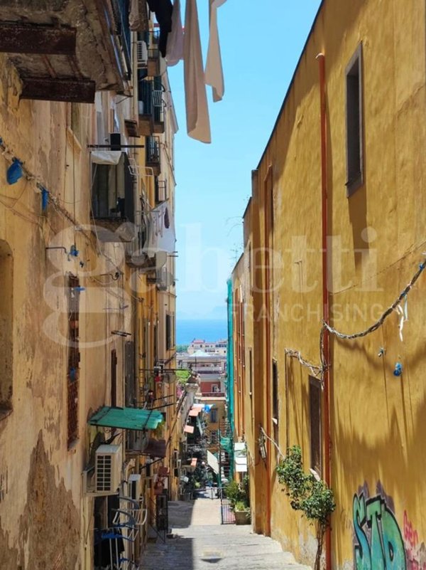 appartamento in vendita a Napoli in zona Chiaia