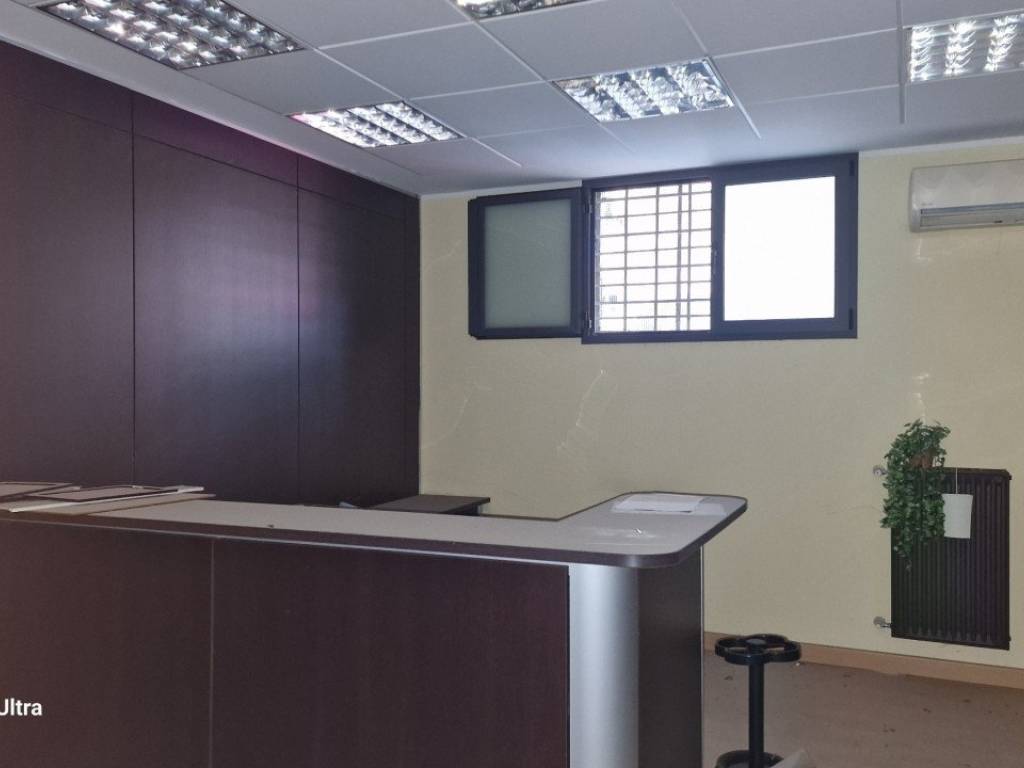 locale commerciale in vendita a Napoli in zona Bagnoli