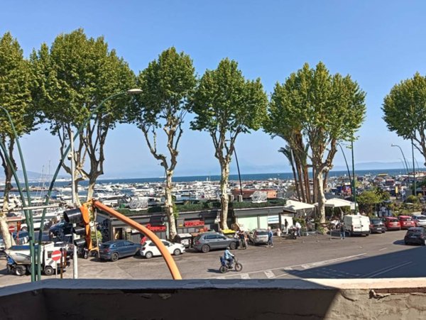 appartamento in vendita a Napoli in zona Chiaia