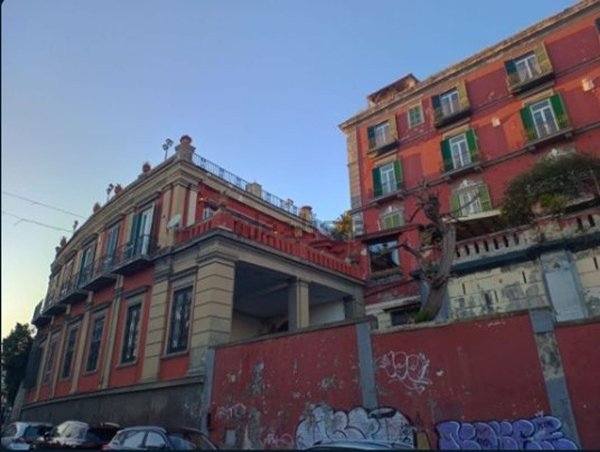 appartamento in vendita a Napoli in zona Chiaia