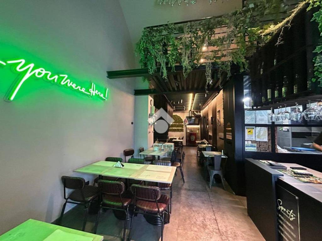 negozio in vendita a Napoli in zona Secondigliano