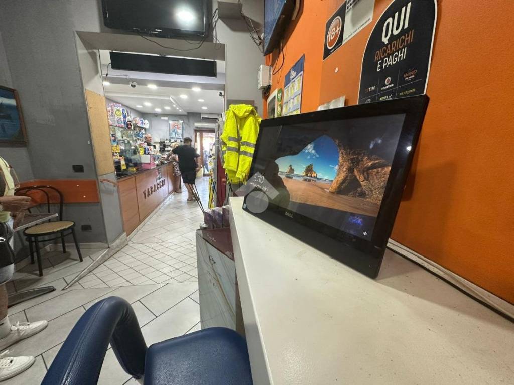 negozio in vendita a Napoli in zona Secondigliano