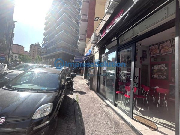 negozio in vendita a Napoli in zona Arenella