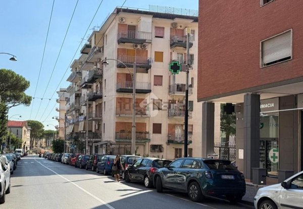 locale commerciale in vendita a Napoli in zona Capodimonte / Colli Aminei