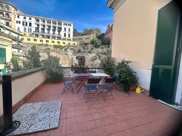 appartamento in vendita a Napoli in zona Chiaia