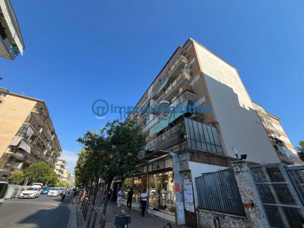 locale commerciale in vendita a Napoli in zona San Ferdinando