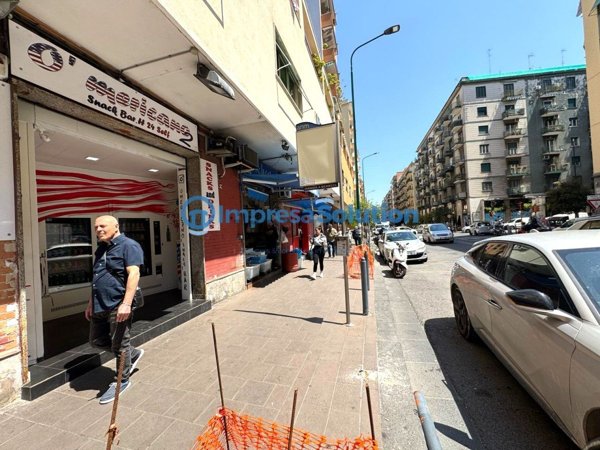 negozio in vendita a Napoli in zona Vomero