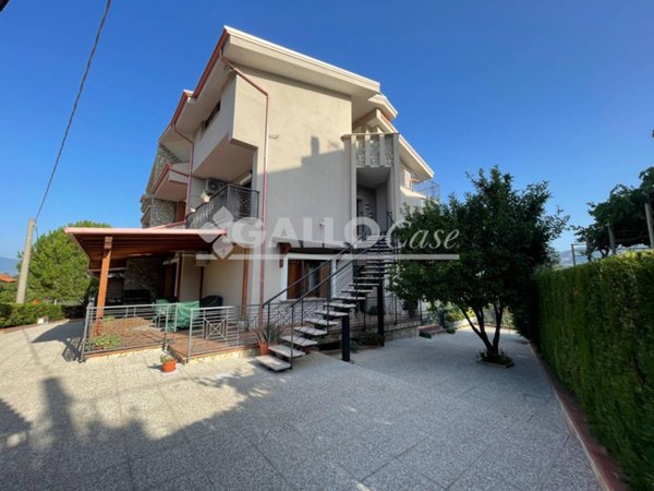 casa indipendente in vendita a Napoli in zona Chiaia