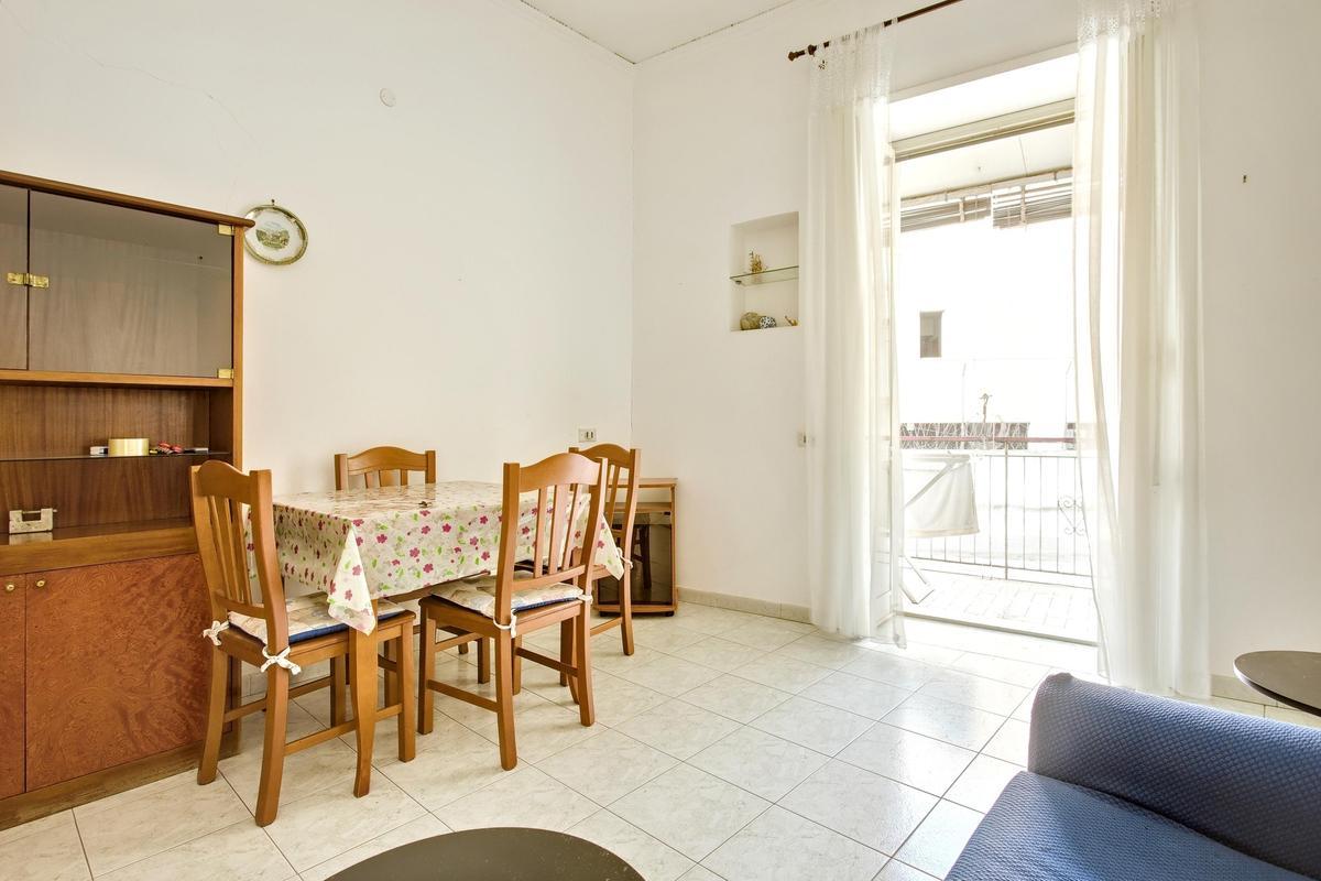 appartamento in vendita a Napoli in zona Chiaia
