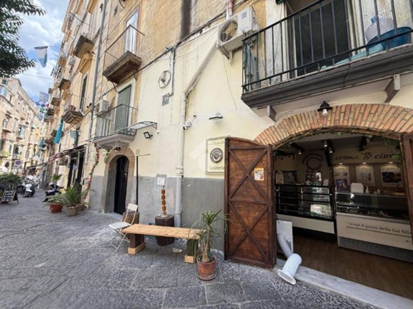 negozio in vendita a Napoli in zona Stella