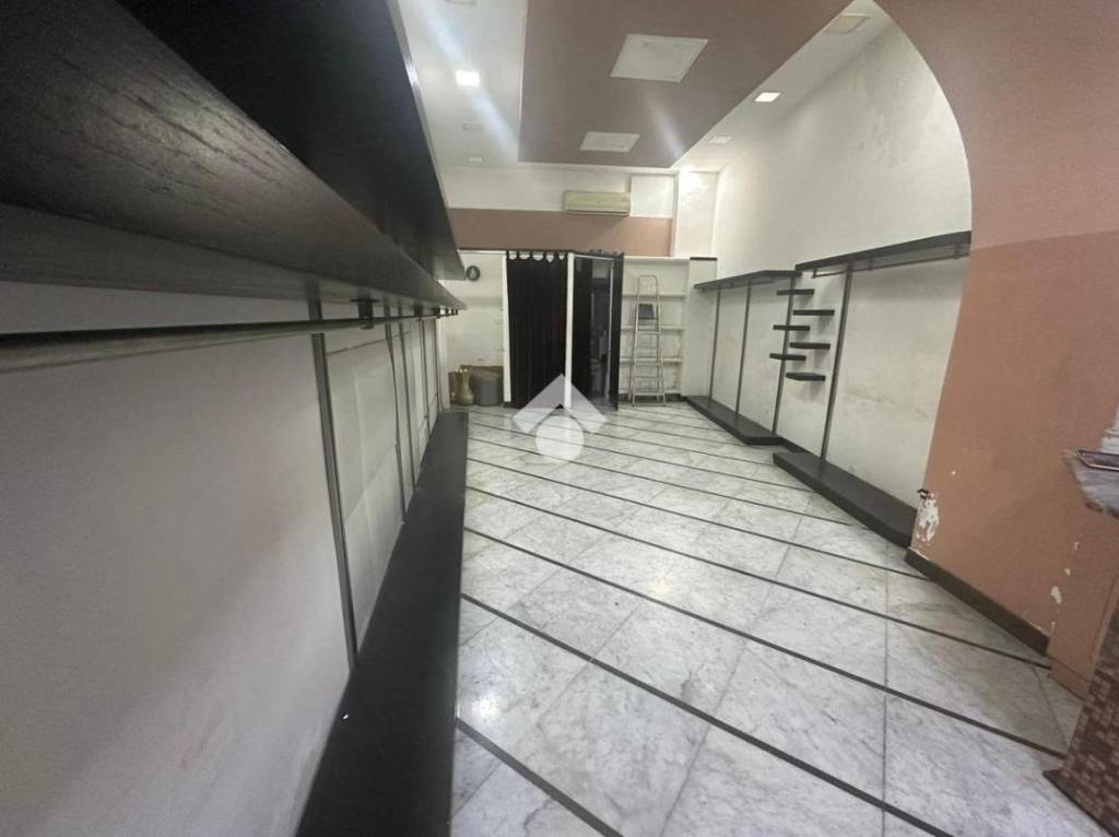 negozio in vendita a Napoli in zona Secondigliano
